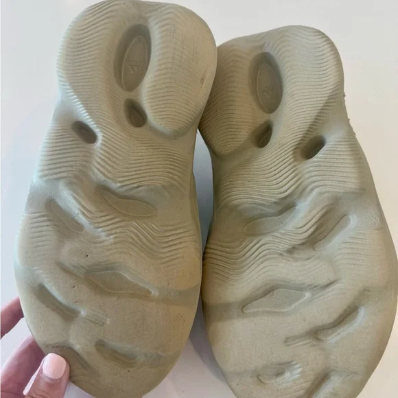 Men’s Adidas Yeezy Foam Runners in Stone - Picture 4 of 4